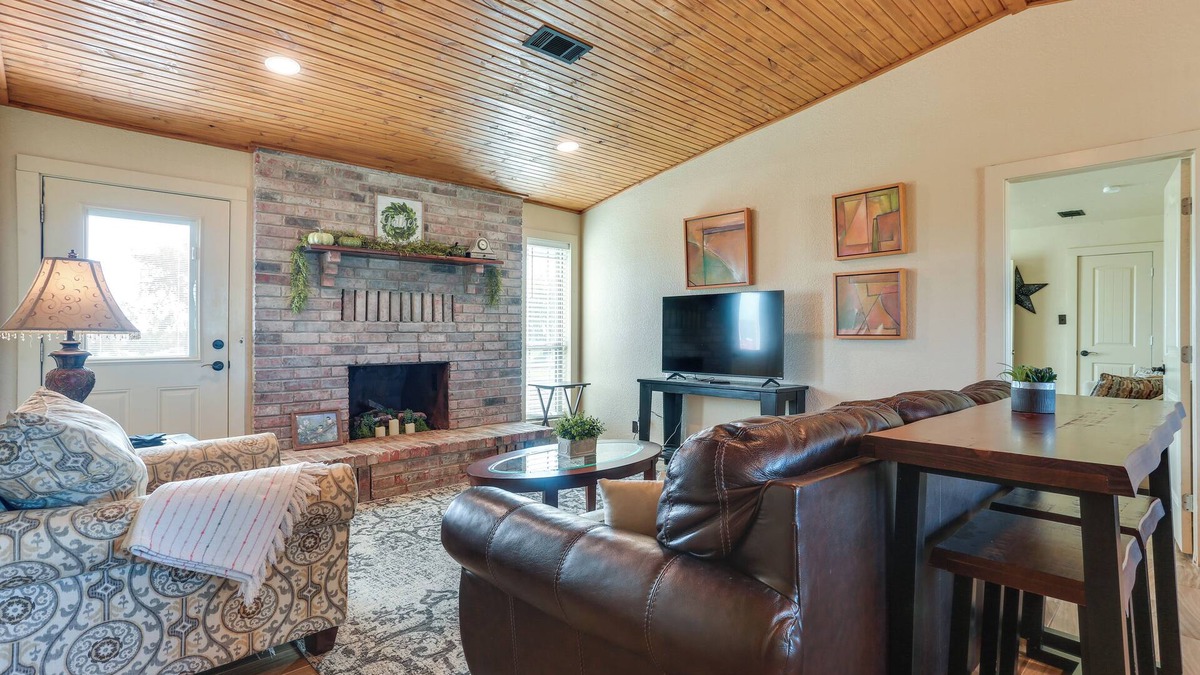 Calera House | Ranch Getaway with Pool and Horse Stall Access!