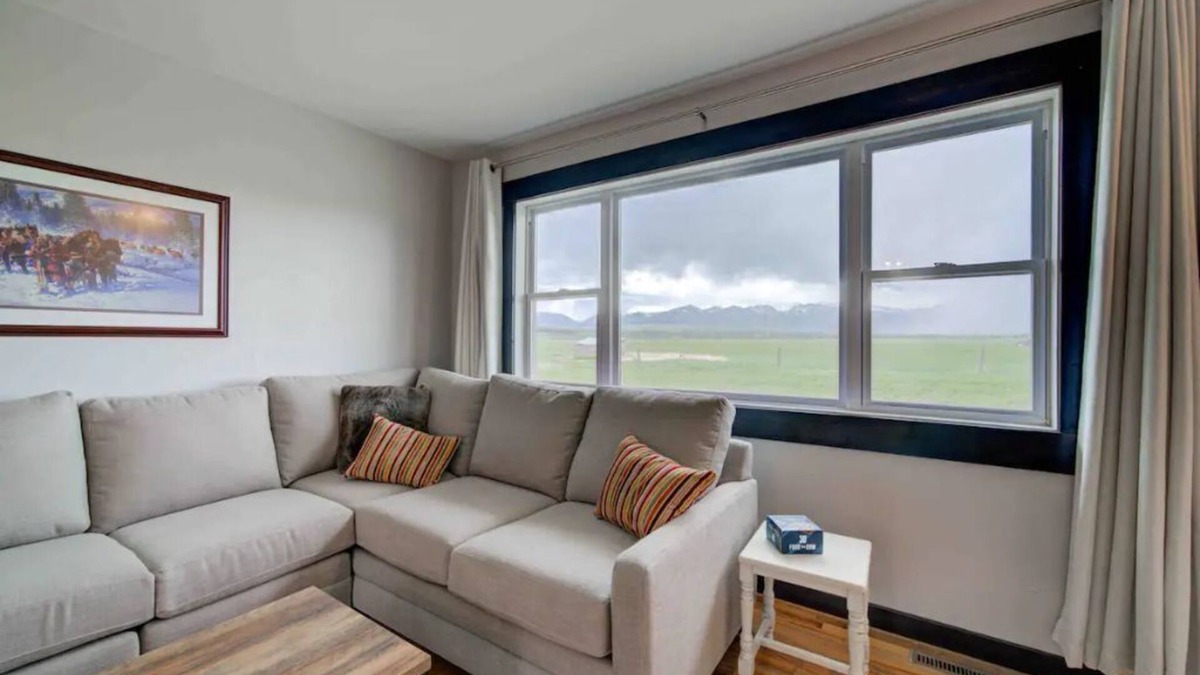Belgrade House | Ranch Guest House with Mountain Views