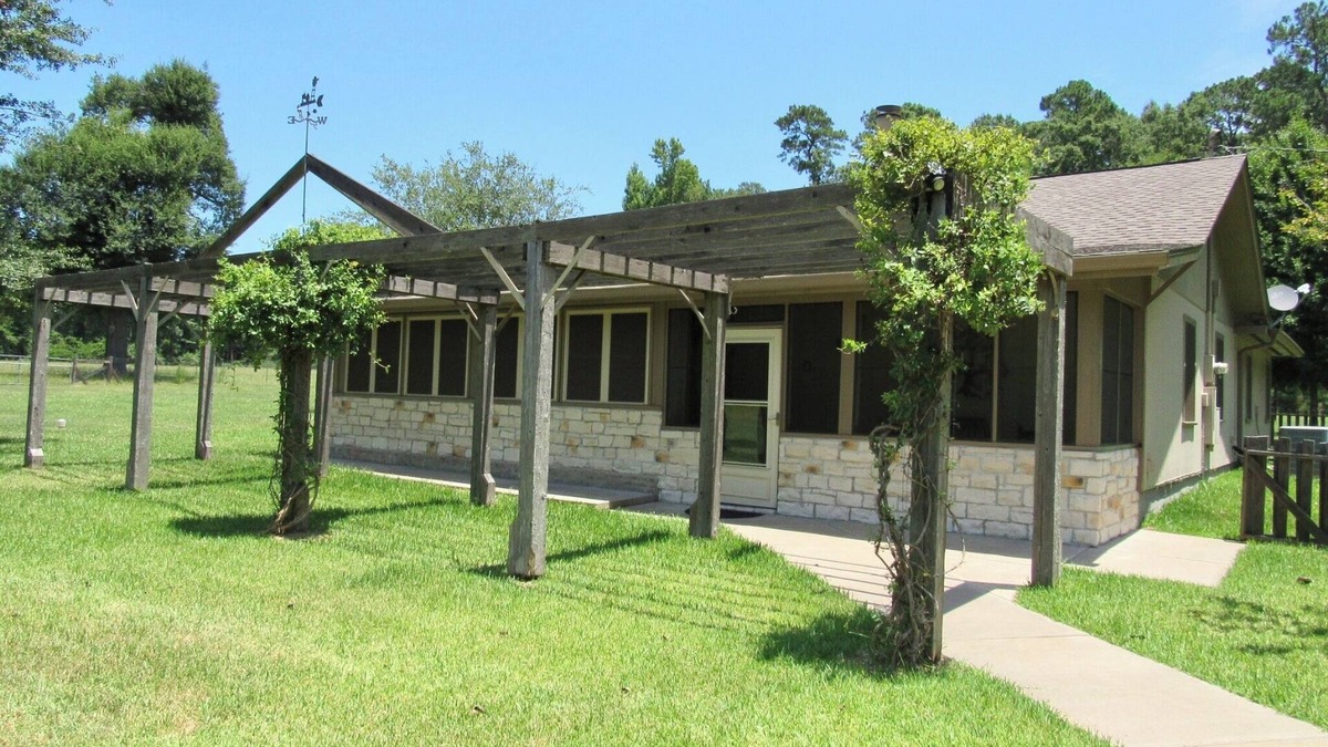 Polk County House | Ranch home situated on 48 acres with a beautiful pond