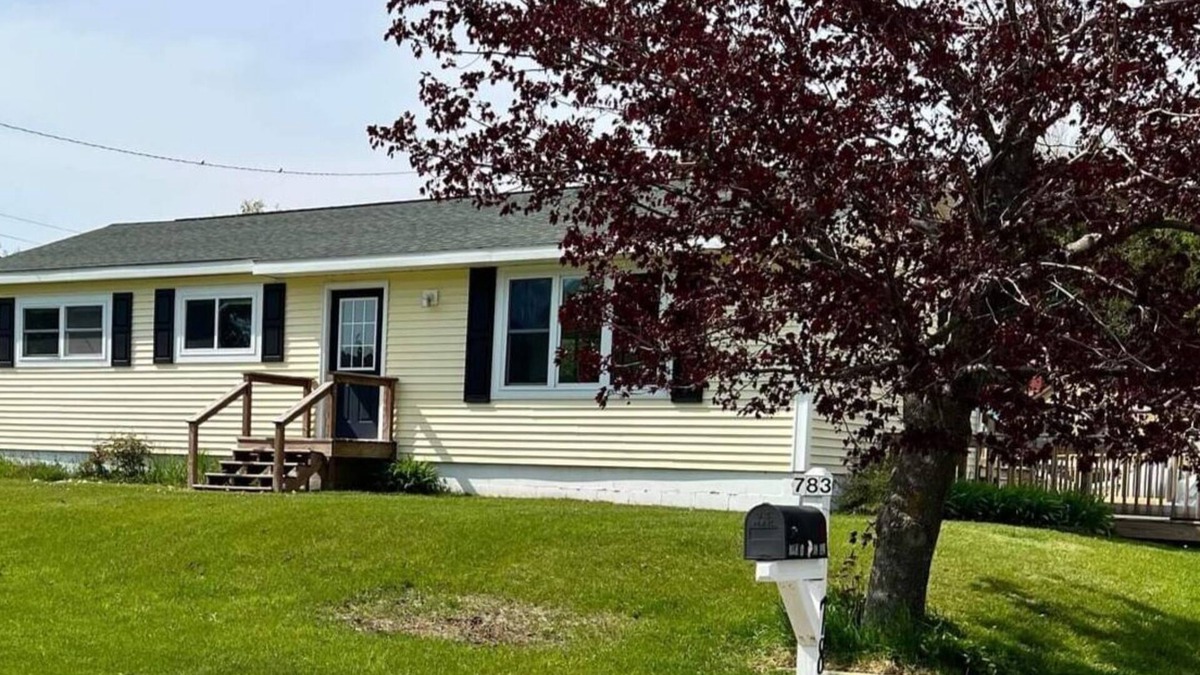St Ignace House | Ranch home with 3 bedrooms upstairs and 1 down. Refurnished June of 2022
