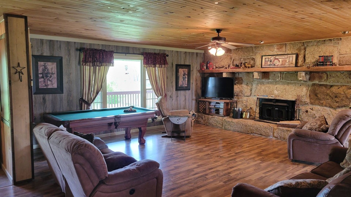 Dallas County House | Ranch House on 750 acres near Niangua River