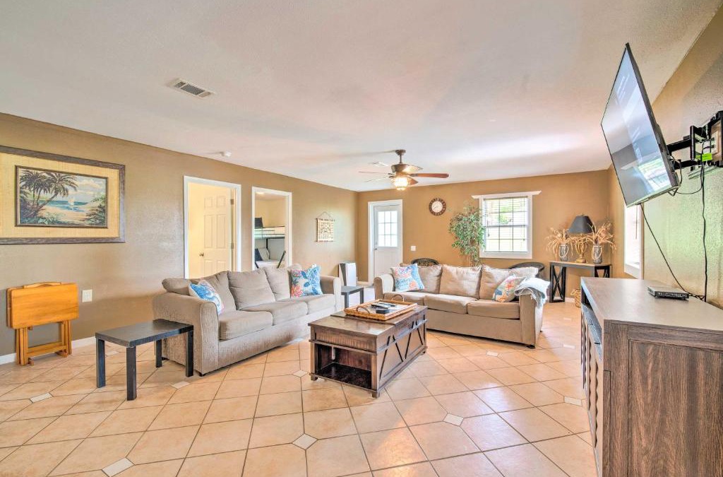 Steinhatchee House | Ranch-Style Gem Charcoal Grill, Kayak and Boat