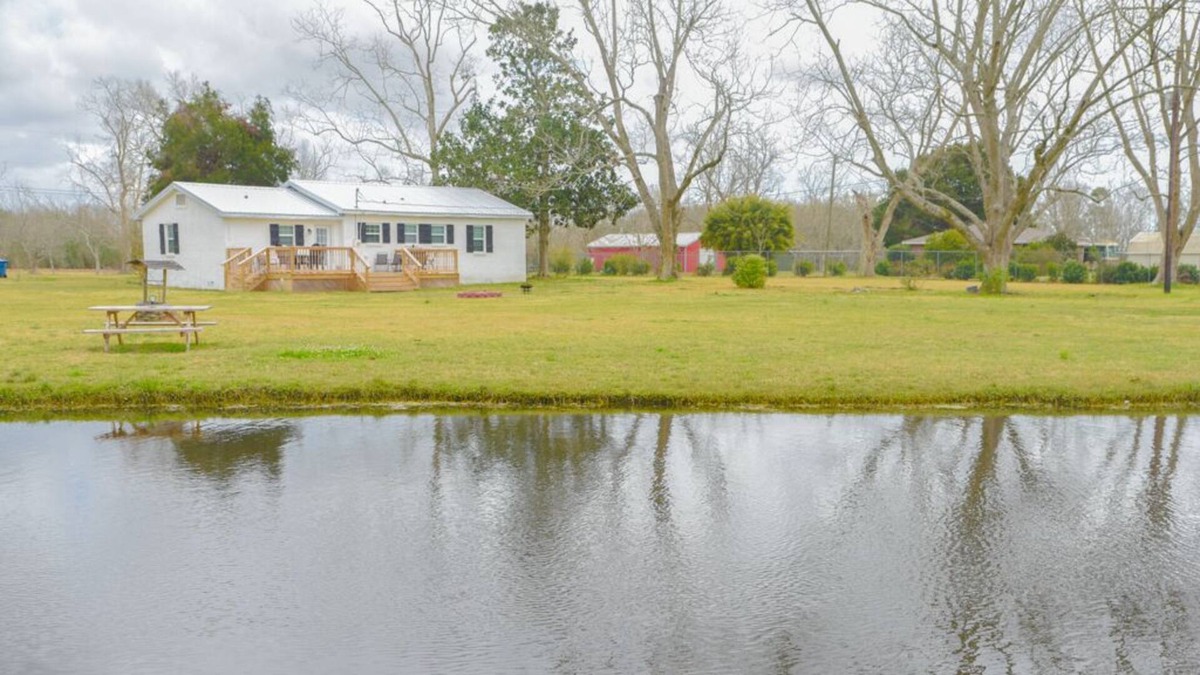 Grand Bay House | Ranch-Style Home on the Pond