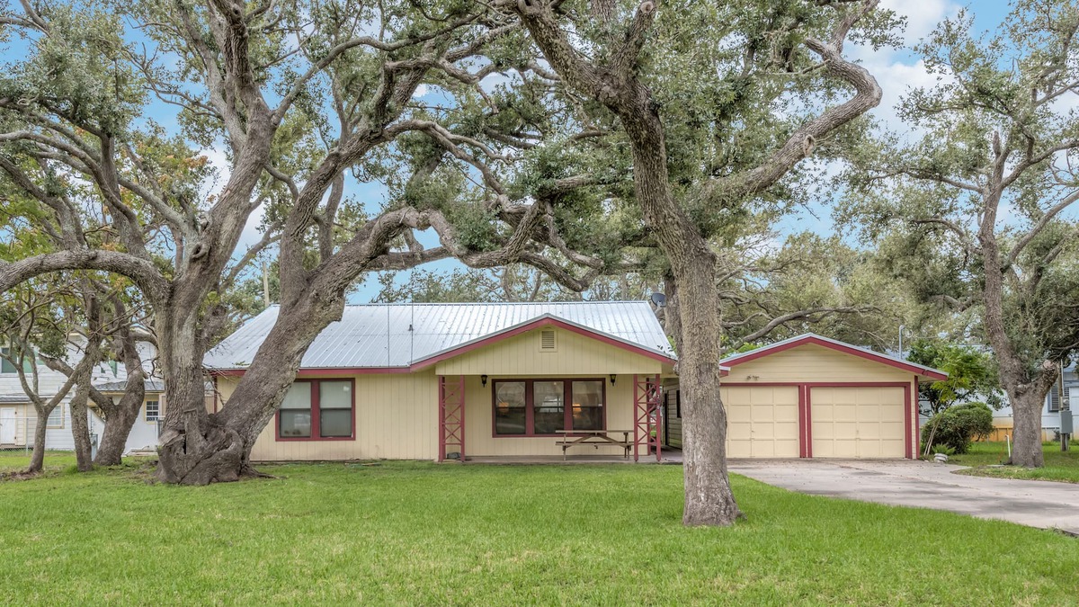 Fulton House | Ranch Style House 1/2 Block from Fulton Park & Fishing Pier on Aransas Bay.
