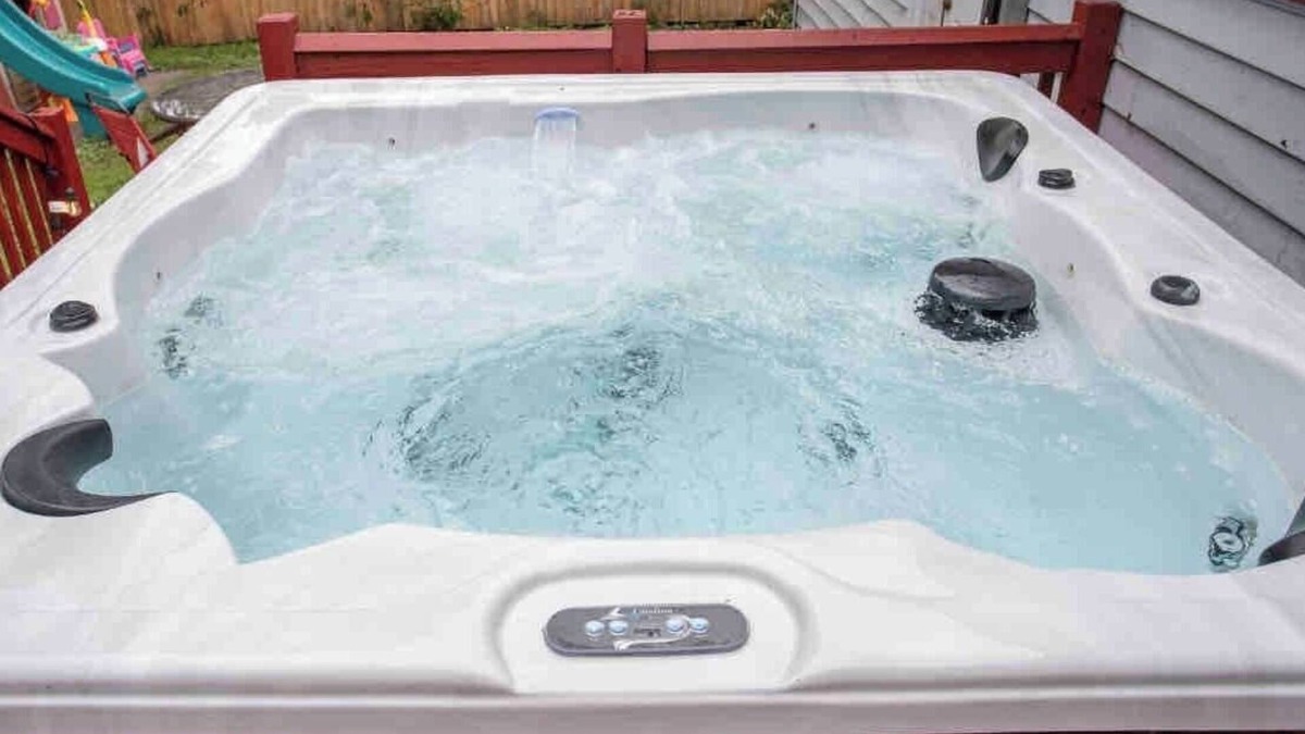 Rochester House | Ranch W/Hot Tub~ by Arprt/Dtwn/UofR/RIT W/AC