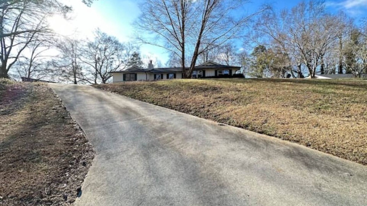 Roswell House | Ranch w/king suite - pets, groups, long-term okay!