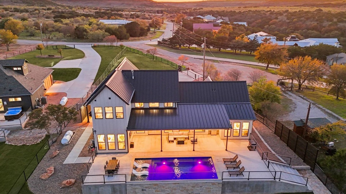 Palo Pinto County House | Ranch Water 5 bed/4.5 bath w pool/hot tub, lake access and game garage *kayaks