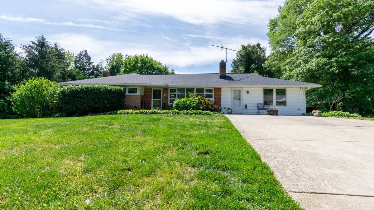 Simpsonville House | Rancher, pets welcome, Wash/Balt/Annplis family friendly Pool table, deck, river