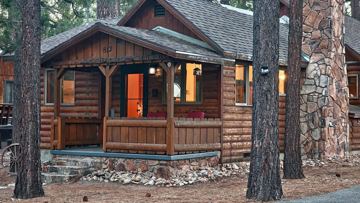 Big Bear City Cabin | Rancho Relaxo, large fully fenced pet friendly lot. Centrally located
