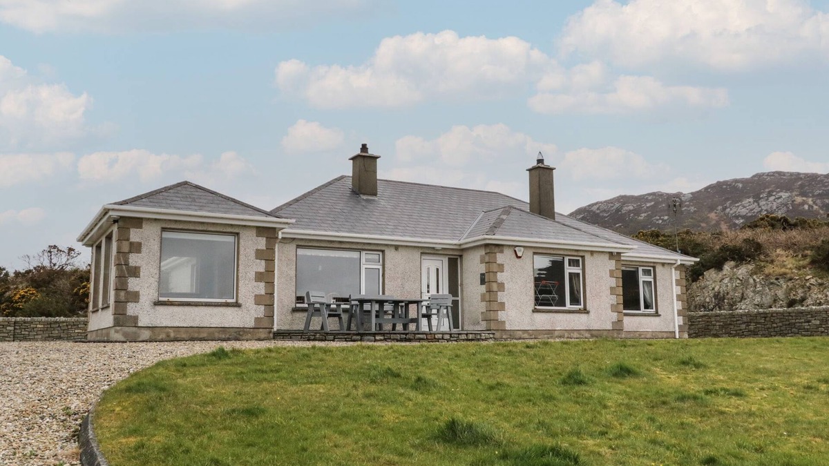 Donegal House | RANNY ROE, pet friendly, with open fire in Portsalon, County Donegal