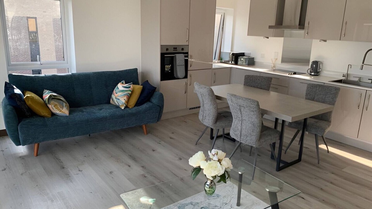 Harlow Apartment | Raphvin Apex Abode - Two bedroom apartment/parking