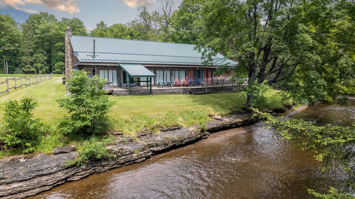 Rapid River House | Rapid River Lodge: Leaf Peeping and Waterfront Relaxation – Book Your Fall Stay!