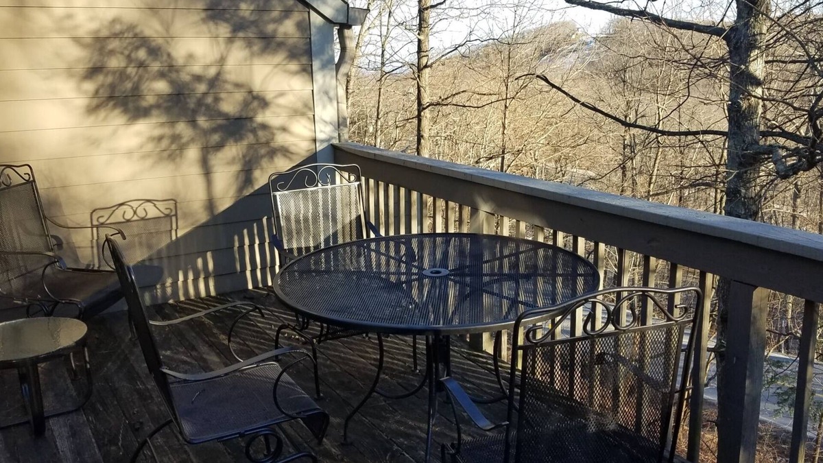 Roseland Condo | RARE 3B/2B Mountain Top Condo Walk to the Slopes and Resturants! Slope Views!