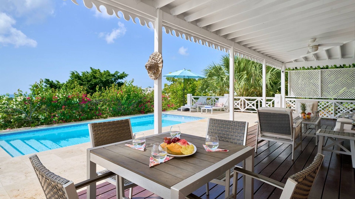 Runaway Bay Villa | Rare 3BR ocean view villa with private pool