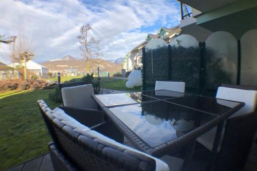 Duingt Apartment | Rare : au bord du lac d’Annecy, cosy appartement en rez de jardin avec terrasse privative