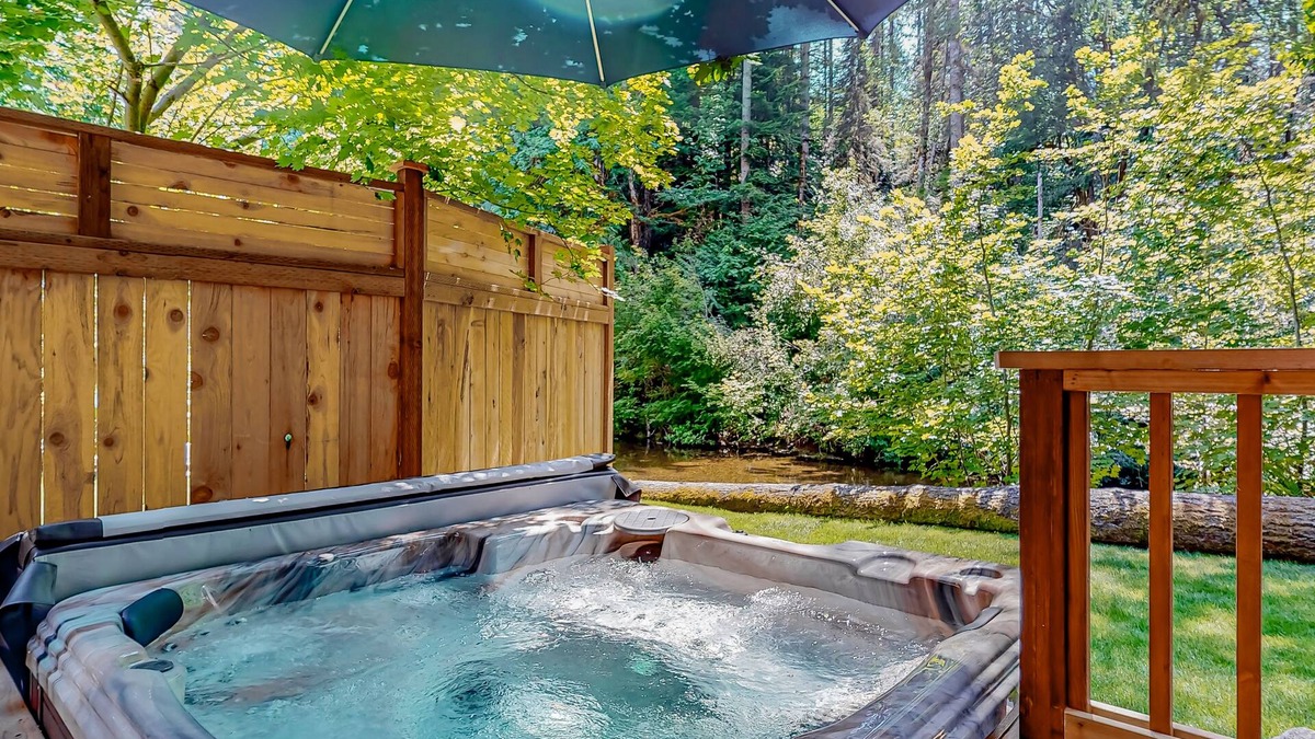 Mason County House | Rare, dog-friendly riverfront retreat with hot tub access plus kayaks & AC