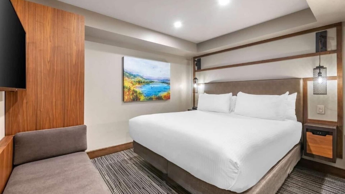 South Lake Tahoe Hotel | Rare Find! 2 Spacious Units! Outdoor Pool, Valet Parking, Close to Nevada Beach!