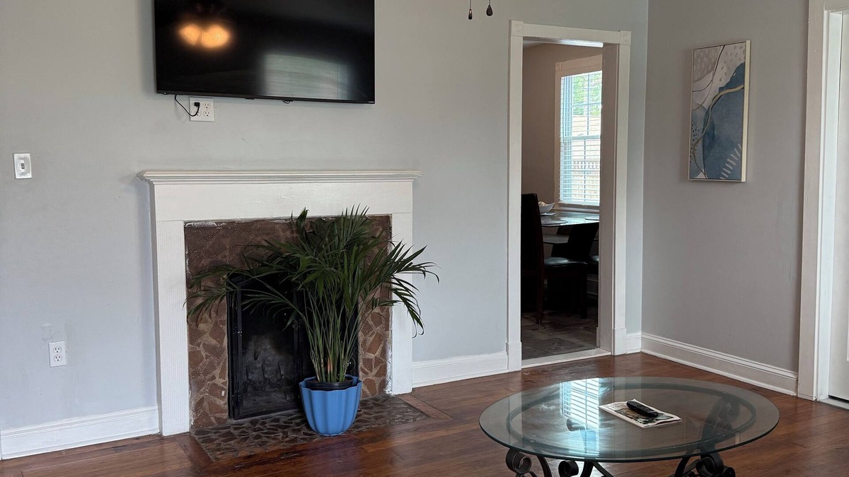 Twickenham House | Rare Find! 5 Minutes to River Street and Eastern Wharf