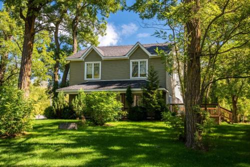 Collingwood Ski Chalet | RARE FIND-6 bedroom Very Private Cottage, Outdoor Hot Tub, Petfriendly