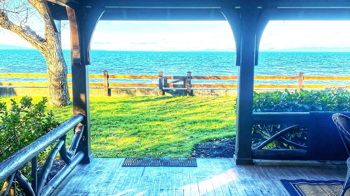 Regional District of Nanaimo House | RARE FIND: CLASSIC WATERFRONT BEACH HOUSE