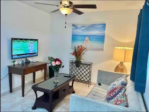 Venetian Road Settlement Apartment | Rare find! Cozy 2-bedroom Apartment in Venetian Road