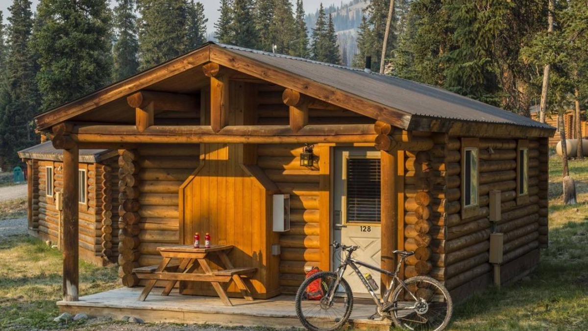 Moran Cottage | Rare Find for 6! Great Wooden Cottage, Free Parking, Pet-Friendly