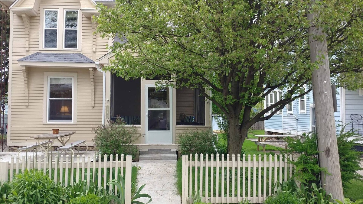 Put-in-Bay House | RARE FIND! Guest House in downtown Village of Put-in-Bay!