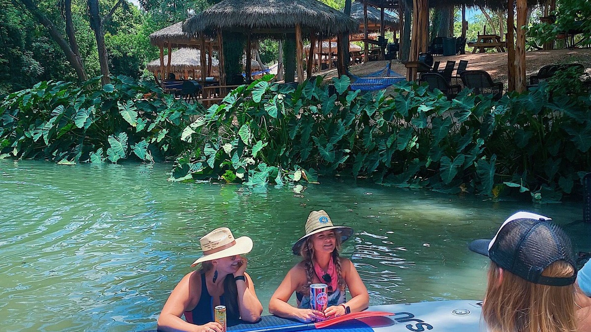 Sutherland Springs Cabin | Rare Find! New waterfront Cabin with kayaking, hiking, pools & hot tub! RC22