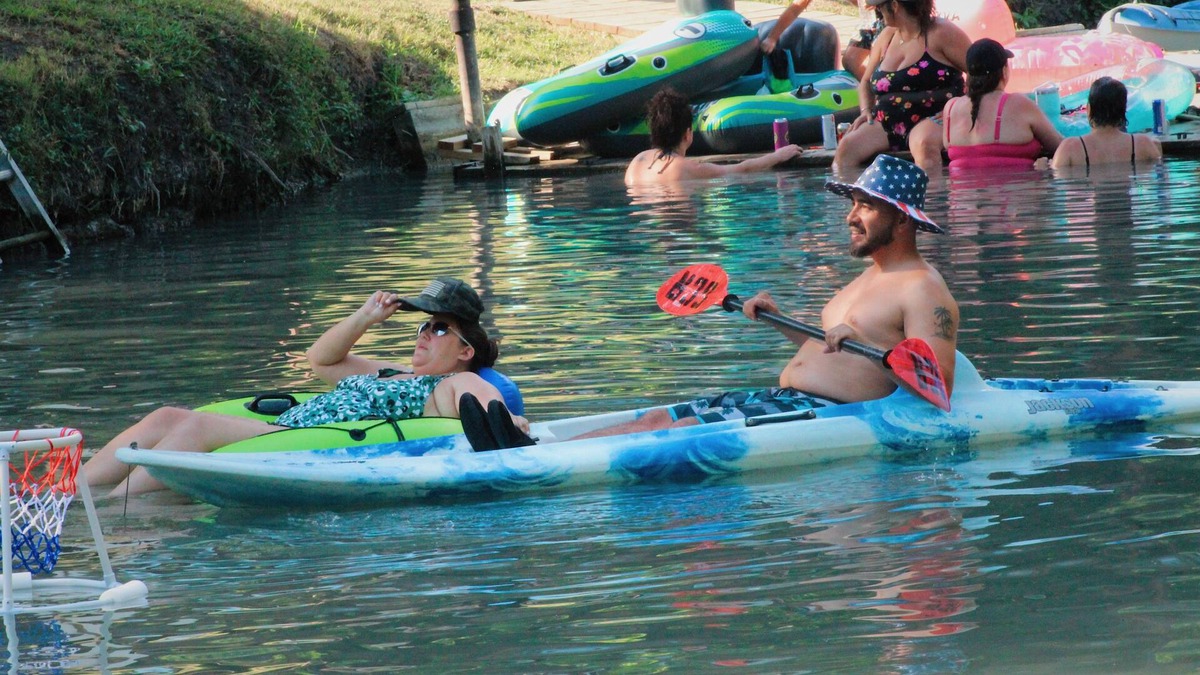 Seguin Cabin | Rare Find! New waterfront Cabin with kayaking, hiking, pools & hot tub! SG20