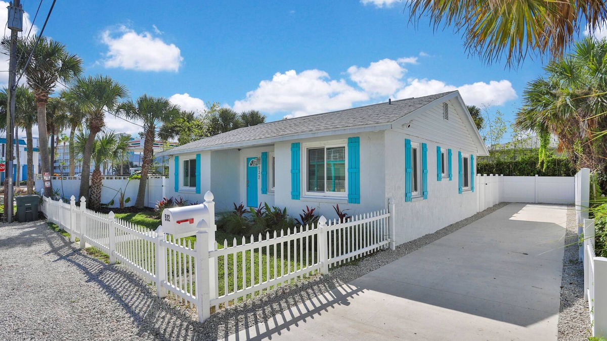 South Peninsula Historic District House | Rare Find, Ocean across street, Ample Parking, Restaurants, Murals in Home!