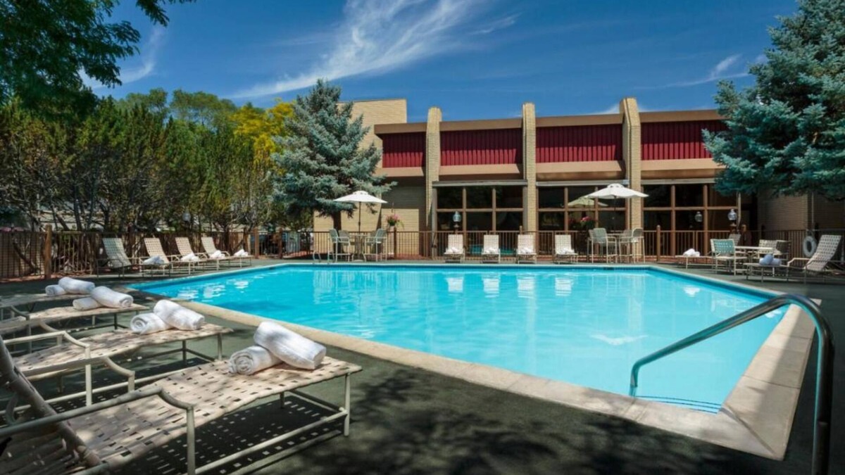 Elko Hotel | Rare Find Outdoor Pool, Parking, Pets Allowed, Close to Johnny Appleseed Park!