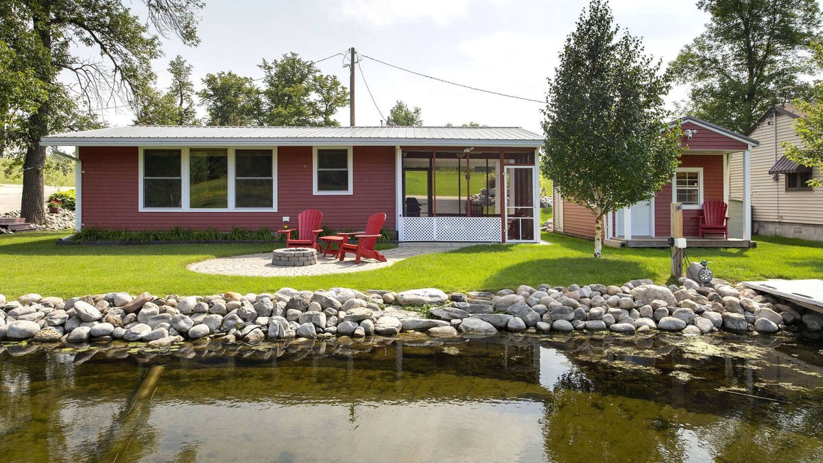 Alexandria Cabin | RARE FIND - WATER’S EDGE RETREAT on Lake Victoria (Alexandria's Chain of Lakes)