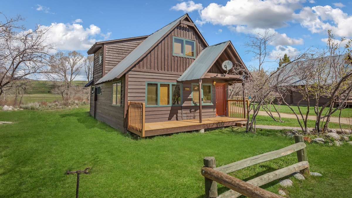 Clark Ski Chalet | Rare gem and outdoorsman's paradise near hunting, fishing, and snowshoeing!