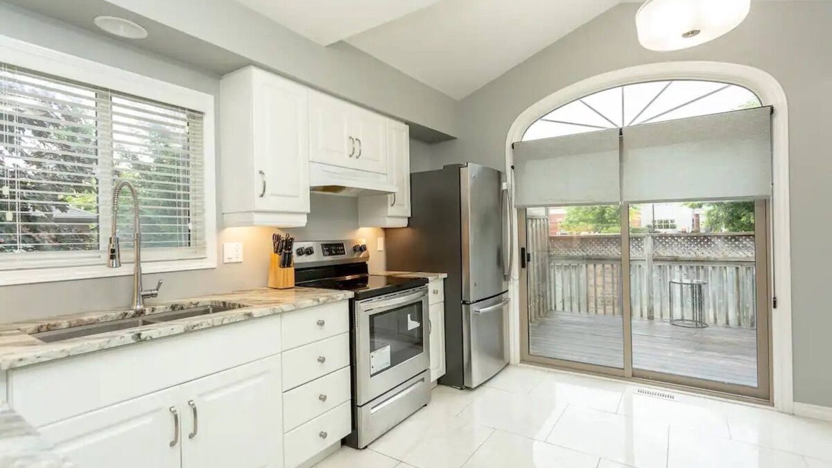 London Apartment | *Rare* Luxury Home w/Jacuzzi near UWO & Downtown
