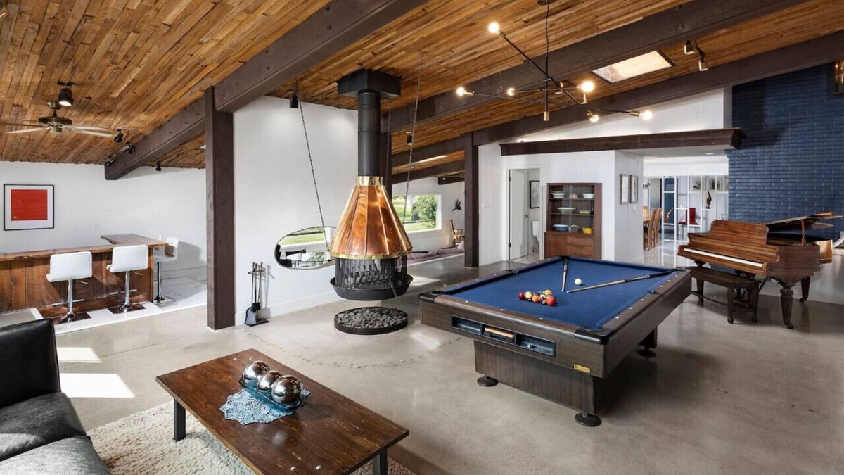 Urbandale House | RARE Mid-Mod Home. Spacious inside-and-out.