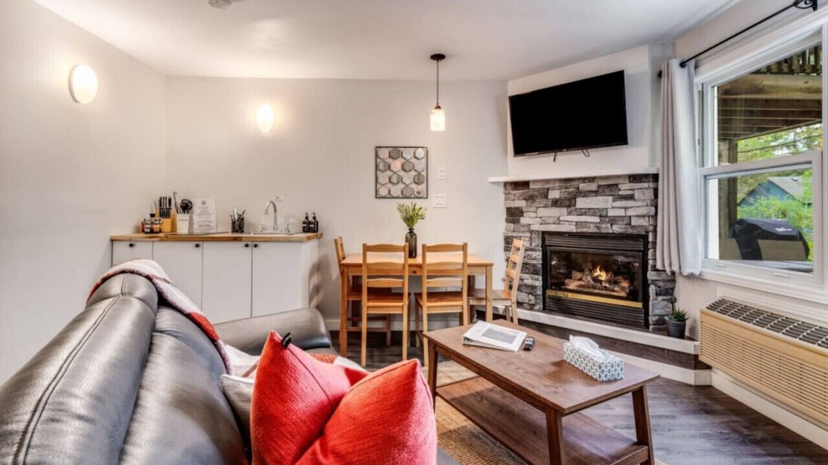 Dwight House | Rare Muskoka Chalet Suite - B8