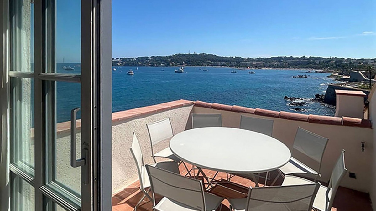 Antibes Old Town House | Rare seafront house in Antibesnfor 8 p with 5 bedrooms, 3 bathrooms & terrace