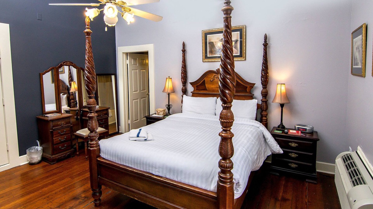 Treme Hotel | Rathbone Mansions - Superior Queen
