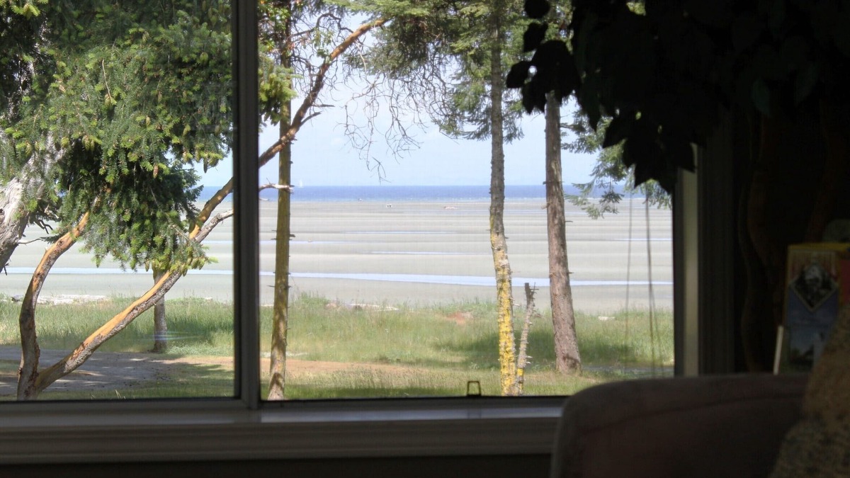 Regional District of Nanaimo House | Rathtrevor Beachfront. Deluxe 3 bed, 2 ba Tanglewood condo on beach level.