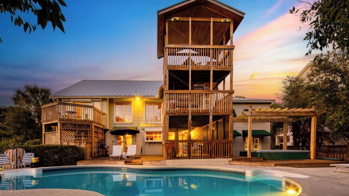 Sullivan's Island Cabin | Raven by AvantStay | Entertainers Dream w/Pool, Hot Tub, Game Room! 9 BRs!