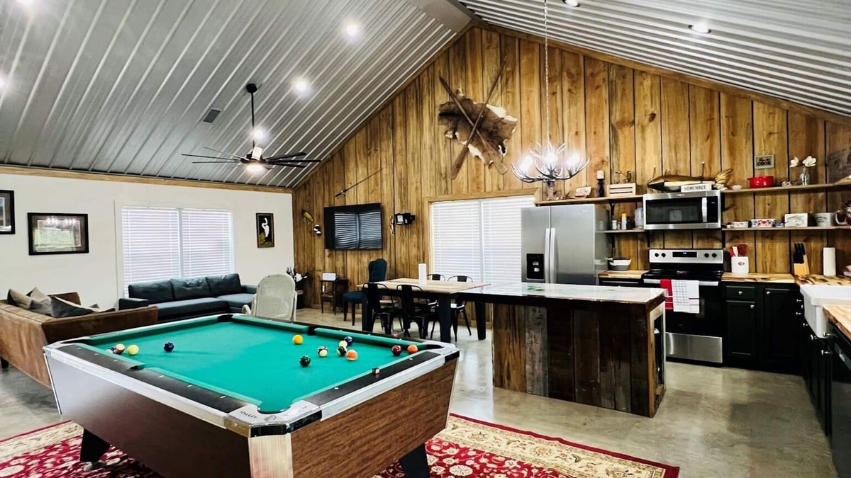 Negreet House | Raven's Nest - On Water, Calm Cove, Next to Boat Launch, BBQ Patio, Pool Table!