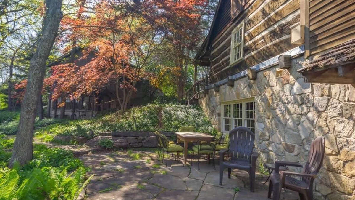 Washington Cabin | Raven's View Retreat - 1830s Cabin Overlooking Missouri River - 5 bed/3.5 bath