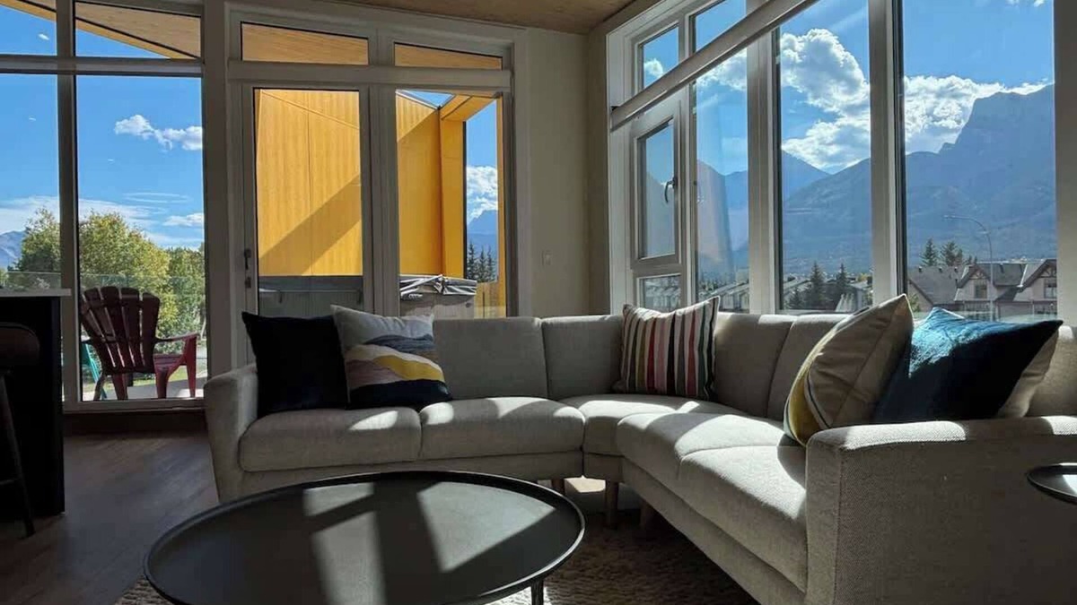 Canmore House | Ravens Peak - Private Hot Tub!