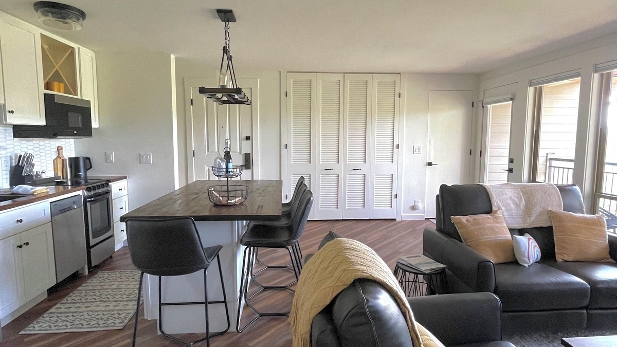 Bend Condo | Ravens Ridge at Seventh Mountain Guest Favorite: Cozy Top Floor Retreat!