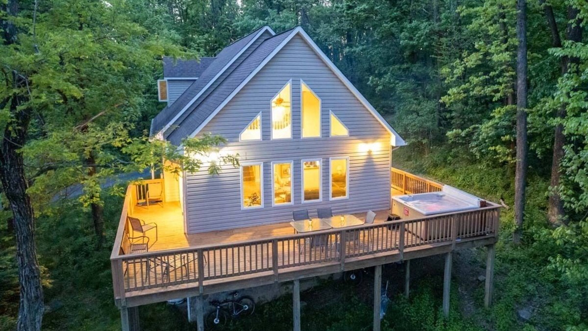 Montebello Cabin | Ravens Roost-mountain views, hot tub, fireplace