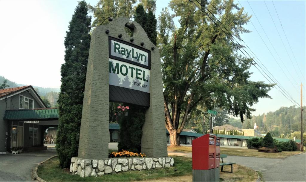 Trail Hotel | Ray Lyn Motel