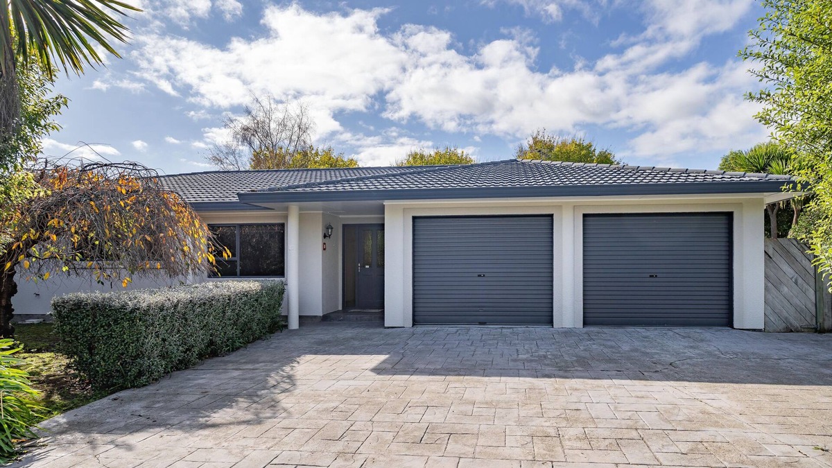 Greytown House | Ray's Retreat | Large Private Fenced Garden | Patio | Sleeps 9 | SKY | Wi-fi