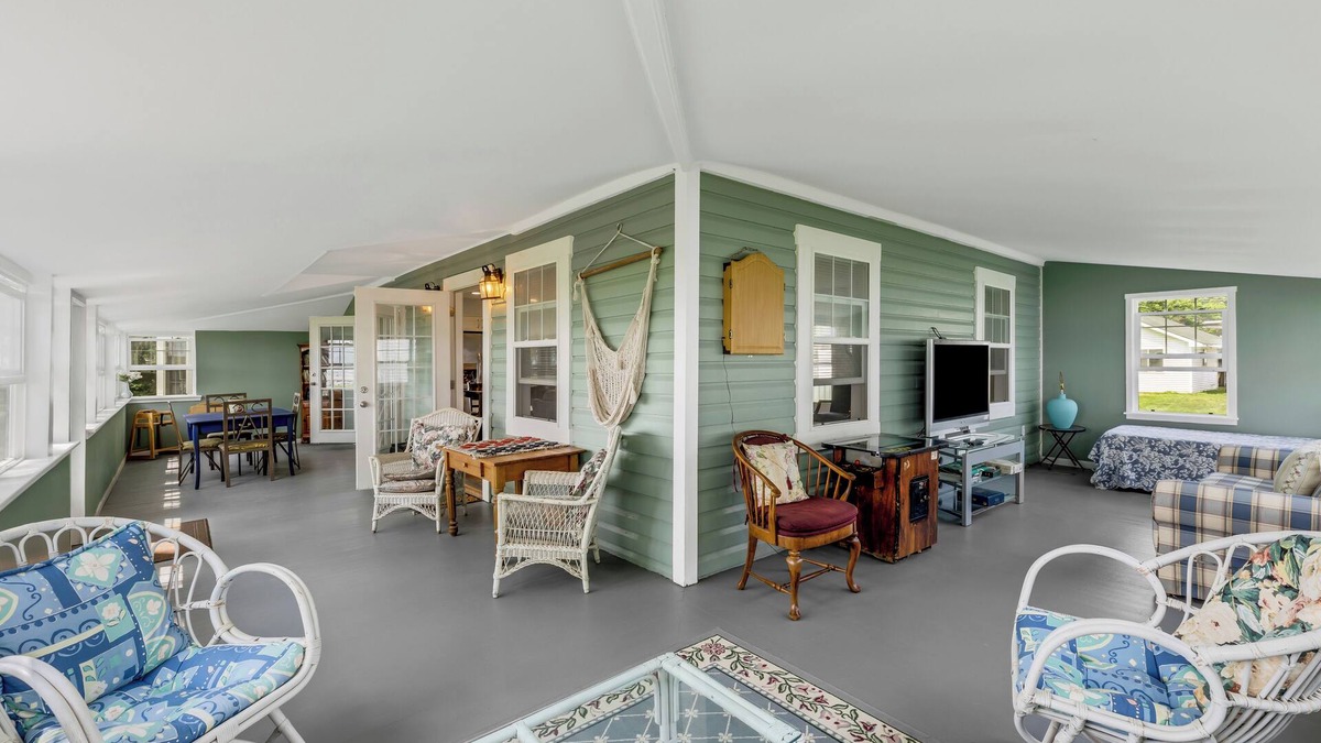 Pearl Beach House | Rays On The River: Fall Colors & Cozy Riverfront Vibes – Your Perfect Escape!