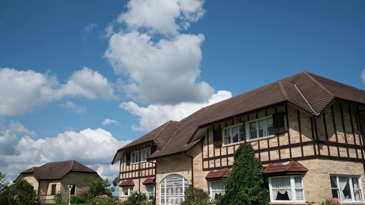 Razorback House | Razorback Dream Farmhouse: 10BR, Space & Serenity