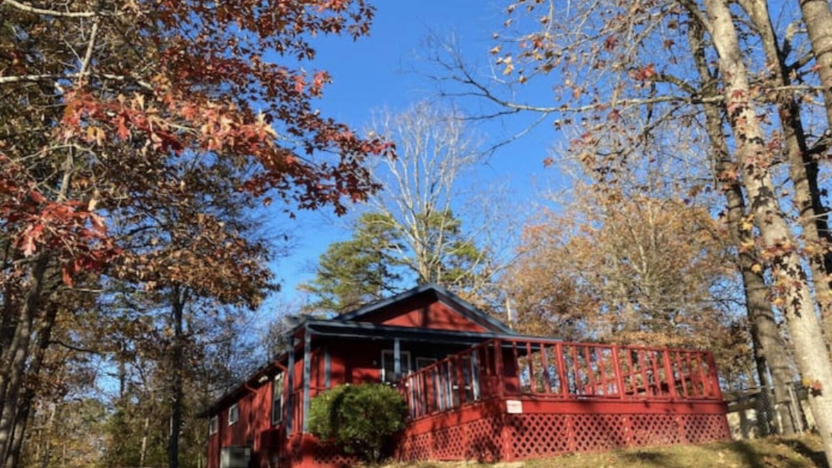 Piney Cottage | Razorback Red Lakeside Cottage